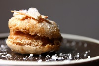             Macaron Paris-Brest (coque amande, crème mousseline praline, amandes effilées)