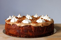             Tarte fine de saison (pâte feuilletée au beurre, crème d'amande au pralin, abricots caramélisés)
