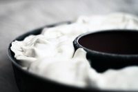             Couronne de givre (nougat glacé aux fruits confits, larme de rhum, pétales de fleurs)