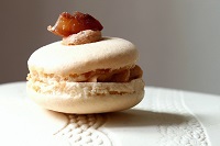            Macaron Mont-Blanc (coque amande, crème montée châtaigne, brisures de marron glacé)