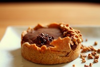             Destructuration acidulée (pâte brisée, crème d'amandes et rhubarbe, meringue italienne, framboises des bois)