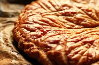             Tarte étoilée (pâte brisée complète, garniture noisettes et miel, étoiles glacées)