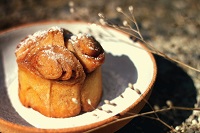             Bouchées enchantées (tartelette noix et sirop d'érable, fleur de châtaigne amande et miel, crème de pommes au gingembre)