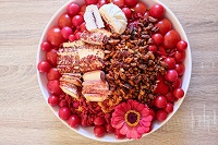             Cake de saison (cake aux dattes et noisettes, glaçage noisette)