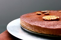             Variation aux fruits rouges #groseilles (génoise amandes, gelée de groseilles au kirsch, dacquoise amandes au nougat, meringue coco, groseilles fraîches)